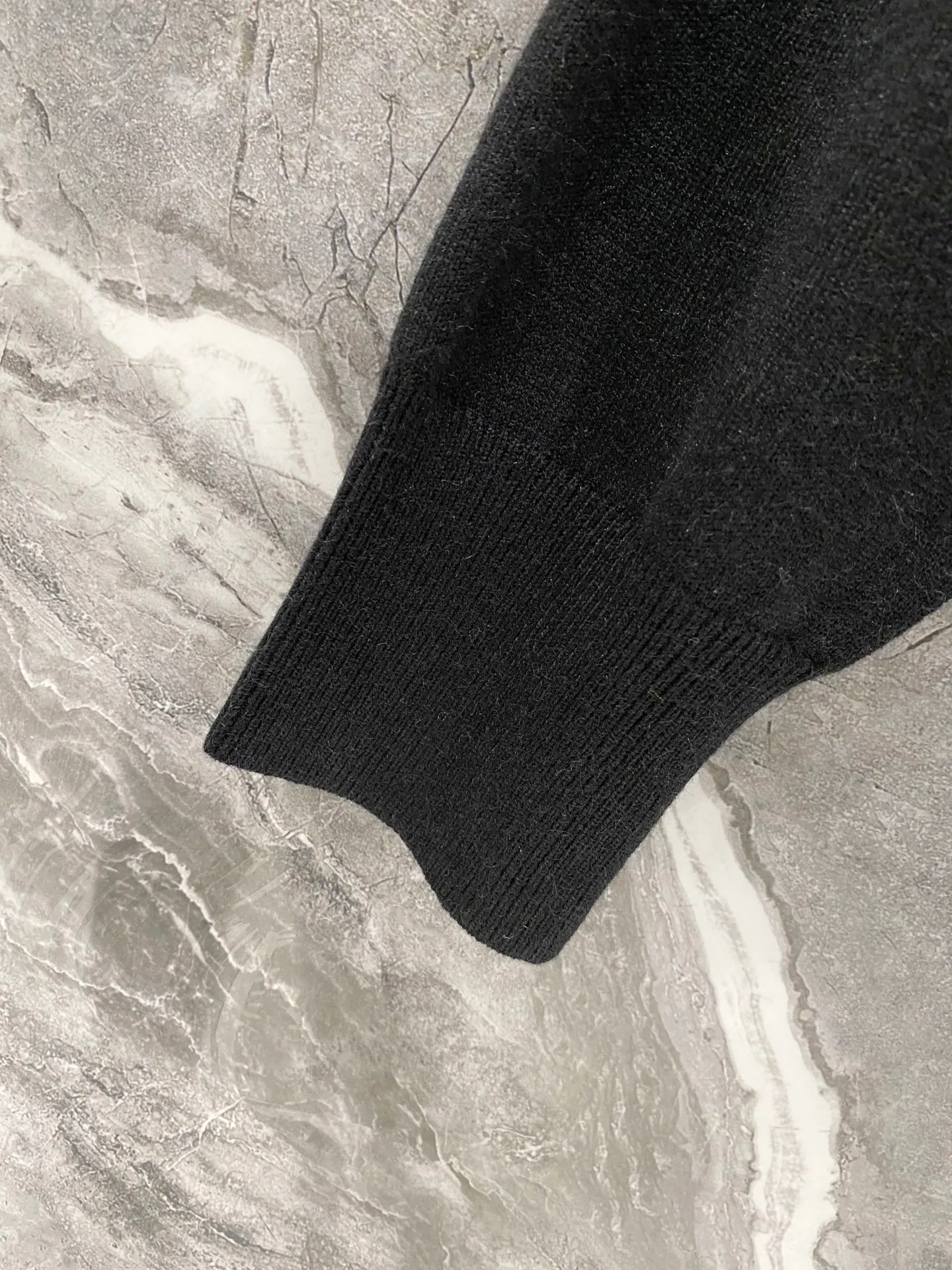 ami·Autumn and winter round neck knitting is the most New Arrival! High-quality Italian imported fabrics, high-density knitting, Versatile sweaters, and shirts are all very handsome! Logo! It is more durable and less prone to deformation. It has an excellent fit and can be easily held in various styles. It is also a type that needs to be adjusted according to the fit of the fabric! Classic fashion decoration, which is sought after every year, has become popular all over the world! Sizes:S-XXL
